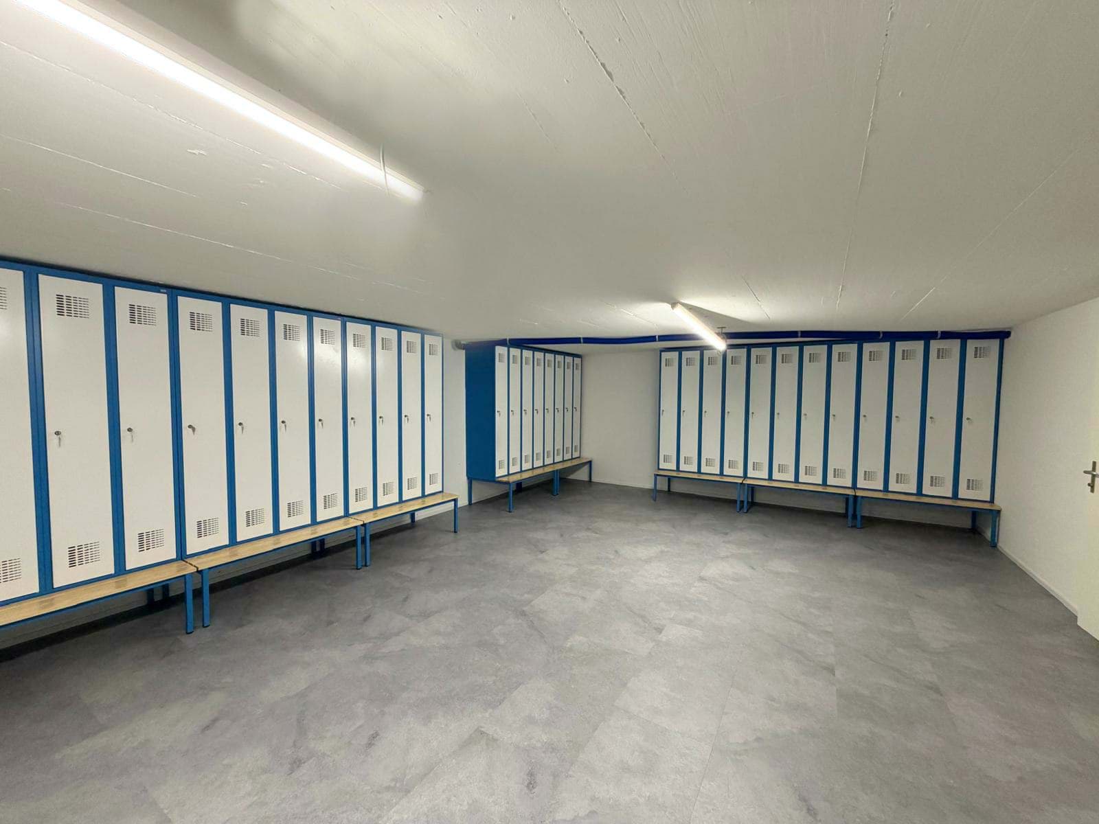Moderne und farblich interessante Garderobenanlage